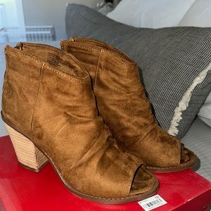 Zigi Soho Indera peep toe shoe